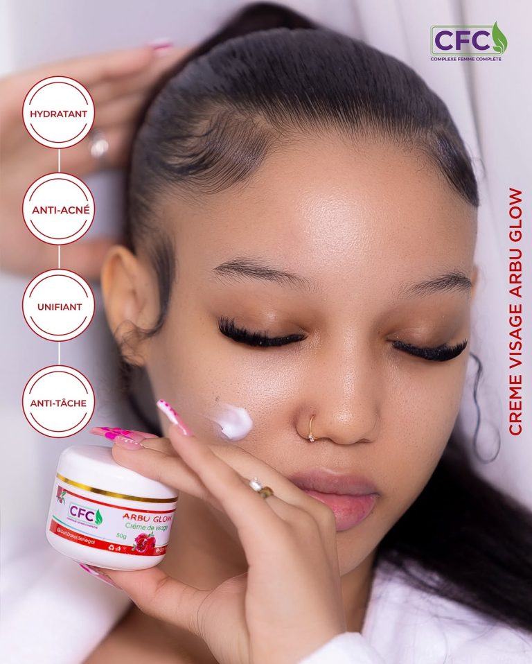 Modèle présentant la crème visage Arbu Glow.