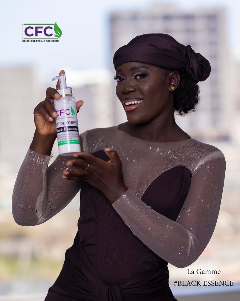 Modèle présentant le lait pour le corps Black Essence de CFC.