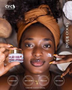 Modèle présentant la crème visage Coco Idéal de CFC.